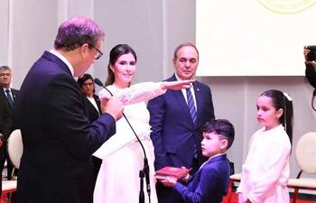 Después de 30 años, juró la primera mujer quien asume el cargo de gobernadora, Norma Zárate de Monges.