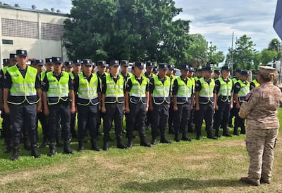 Los 50 nuevos policías destinados para este departamento chaqueño, recibiendo instrucciones de su superior y la comisaria donde deberá prestar servicio.