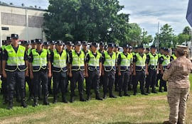 Los 50 nuevos policías destinados para este departamento chaqueño, recibiendo instrucciones de su superior y la comisaria donde deberá prestar servicio.
