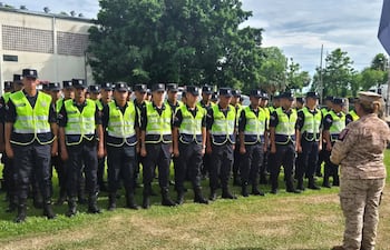 Los 50 nuevos policías destinados para este departamento chaqueño, recibiendo instrucciones de su superior y la comisaria donde deberá prestar servicio.