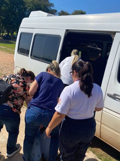 Las docentes suben a un vehículo para su traslado a Asunción.