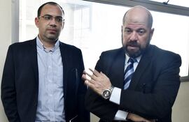 El abogado Álvaro Arias (d) pidió y se le concedió la suspensión del juicio oral y público de su cliente el acusado Raúl Fernández Lippmann (i). Ahora se espera que se fije una nueva fecha.