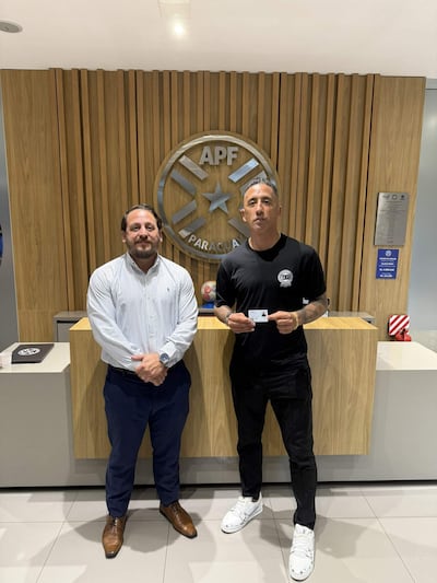 Lucas Ramón Barrios Cáceres (40 años), con la licencia que le habilita para dirigir en nuestro fútbol.