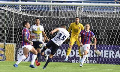 Momento exacto cuando Víctor Dávalos saca el remate que finalizará en el gol del empate.