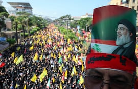 Seguidores del movimiento ideológico proiraní Hezbolá, cargan una imagen del fallecido líder libanés y cabeza del grupo paramiliar Hassan Nasrallah, en Beirut.