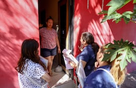 Imagen de archivo: funcionarios conversan con una mujer durante el día de Censo Nacional de Población y Viviendas 2022.