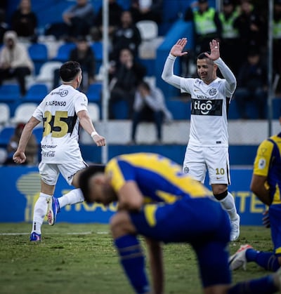 El delantero de Olimpia, Derlis González felicita al argentino Franco Alfonso, quien se encargó de desnivelar el partido sobre el final. (Foto: @elClubOlimpia)