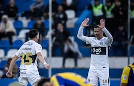 El delantero de Olimpia, Derlis González felicita al argentino Franco Alfonso, quien se encargó de desnivelar el partido sobre el final. (Foto: @elClubOlimpia)