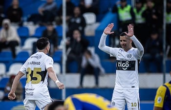 El delantero de Olimpia, Derlis González felicita al argentino Franco Alfonso, quien se encargó de desnivelar el partido sobre el final. (Foto: @elClubOlimpia)