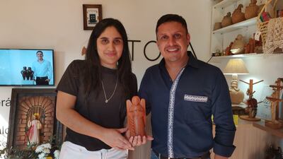 Los hermanos Figueredo impulsan la artesanía en Tobatí.