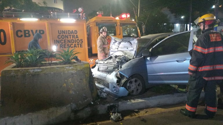 Conductor quedó gravemente herido tras estrellarse contra el paseo central de Mariscal López