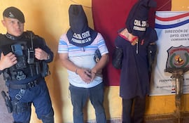 Policía recupera martillo hidráulico robado de una obra vial y detiene a dos hombres.