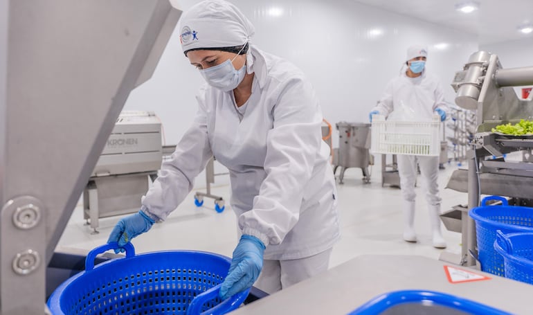 La planta de COMEPAR posee una capacidad instalada que supera las 100 toneladas diarias de alimentos listos para el consumo con una producción estimada de hasta 300.000 raciones por día.