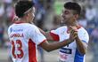 Hugo Iván Valdez celebra su gol con Carlos Espínola, tras el triunfo que los hace inalcanzable en esta fecha.