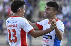 Hugo Iván Valdez celebra su gol con Carlos Espínola, tras el triunfo que los hace inalcanzable en esta fecha.