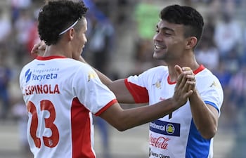 Hugo Iván Valdez celebra su gol con Carlos Espínola, tras el triunfo que los hace inalcanzable en esta fecha.