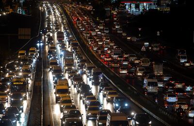 Intenso tráfico en Estambul. El consumo de energía fósil fue señalada en la COP26 como uno de los responsables del calentamiento global.