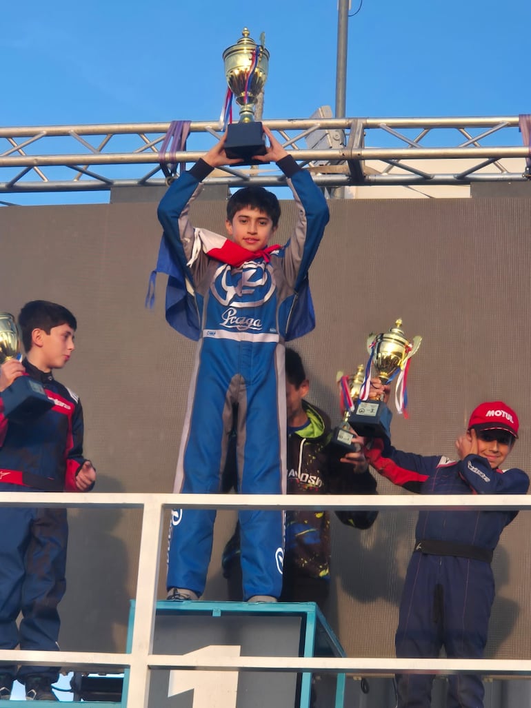 Gran faena del piloto paraguayo Nelson Segovia, para subir a lo más alto del podio en la categoría Cadete.