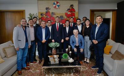 El anfitrión Santiago Peña (centro) recibió a Hugo Velázquez y  a diputados de Fuerza Republicana.