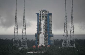 Un cohete transporta la sonda lunar de la misión Chang'e-6, en el Centro de Lanzamiento Espacial de Wenchang en la provincia de Hainan, en el sur de China.