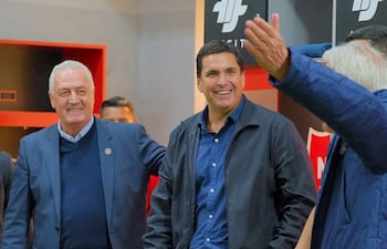 El entrenador de la selección paraguaya mayor, Gustavo Alfaro junto al presidente de la APF, Robert Harrison tras el triunfo de la Albirroja Sub 20 en su estreno en los Juegos Odesur.