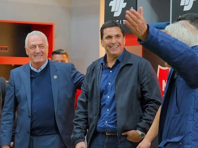 El entrenador de la selección paraguaya mayor, Gustavo Alfaro junto al presidente de la APF, Robert Harrison tras el triunfo de la Albirroja Sub 20 en su estreno en los Juegos Odesur.