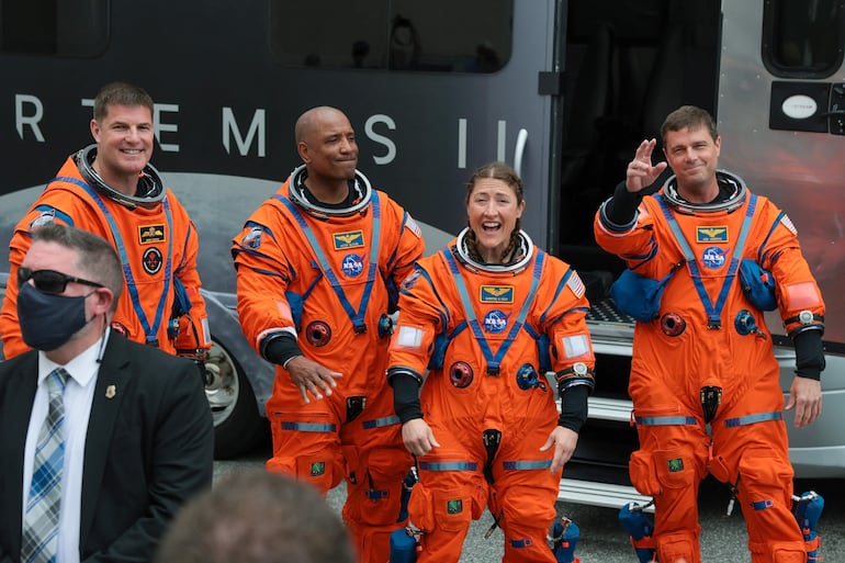 CABO CAÑAVERAL, FLORIDA – 1 DE ABRIL: (De izquierda a derecha) el especialista de misión Jeremy Hansen, de la Agencia Espacial Canadiense (CSA); el piloto Victor Glover; la especialista de misión Christina Koch; y el comandante Reid Wiseman caminan hacia una furgoneta de traslado de astronautas al salir del edificio de Operaciones y Verificación Neil A. Armstrong antes del lanzamiento de Artemis II en el Centro Espacial Kennedy de la NASA, el 1 de abril de 2026, en Cabo Cañaveral, Florida.