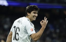 El delantero del Real Madrid Gonzalo García Torres celebra su tercer gol ante el Betis, durante el partido de LaLiga entre el Real Madrid y el Real Betis, en el estadio Santiago Bernabéu.