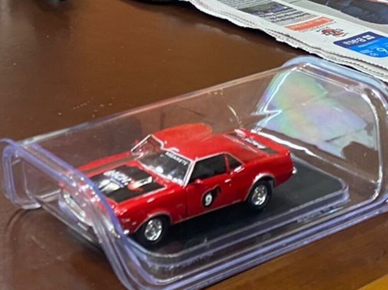 Automóvil en miniatura, réplica del que utilizó Basilio "Bachi" Núñez a su llegada al Congreso para asumir como nuevo presidente.