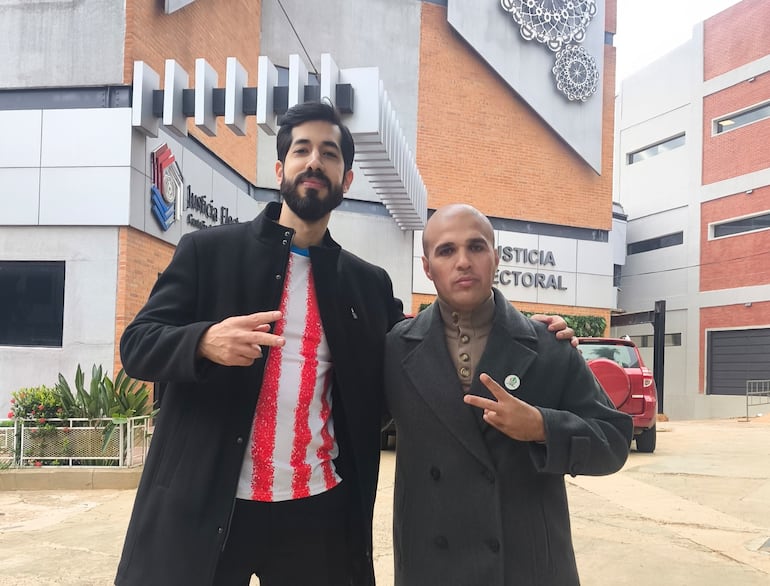 Rodrigo Franco, aspirante a la intendencia de Asunción por el PDC y sus candidatos a concejales, en la sede del TSJE.