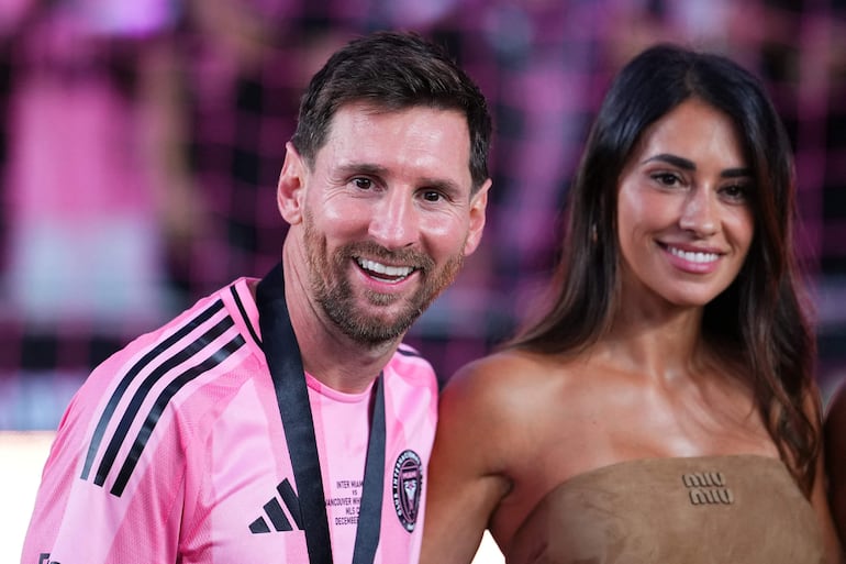 ¡Parejita inseparable! Lionel Messi, número10 del Inter Miami, y su esposa Antonela Rocuzzo. (Rich Storry/Getty Images/AFP)