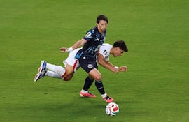 Arda Guler de Turquía es disputado por Matías Galarza de Paraguay durante el partido del Grupo D de la Copa Mundial de la FIFA 2026 entre Turquía y Paraguay en el San Francisco Bay Area Stadium, en Santa Clara, California.