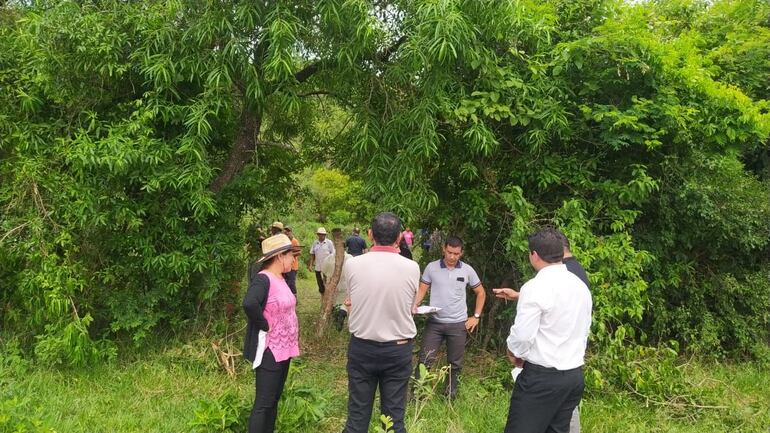 El f iscal Eladio Cohene, durante la diligencia para el traslado del cuerpo a la morgue judicial de Asunción.