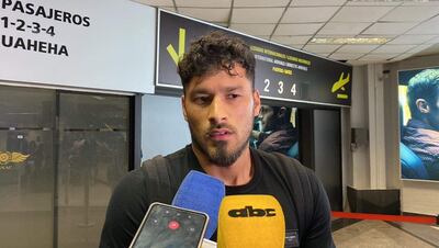 Bruno Valdez brinda declaraciones a los medios al llegar al país