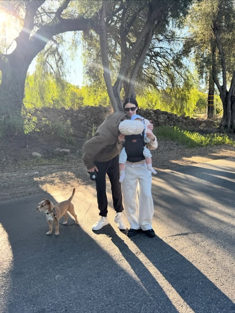 ¡La cumpleañera en familia! Lily Collins y Charlie McDowell con su hija Tove Jane. (Instagram/Lily Collins)