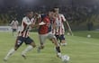 César Bobadilla (c), jugador de Cerro Porteño, disputa el balón en el partido frente a Junior de Barranquilla por la fecha 4 del Grupo F de la Copa Libertadores 2026 en el estadio Jaime Morón León, en Cartagena, Colombia.