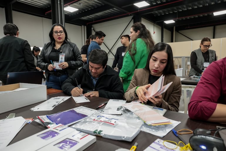 Control de los útiles escolares a ser utilizados el día de las elecciones.