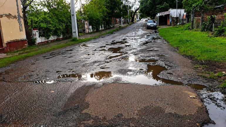 La calle 19 de Enero, esquina Mariscal Estigarribia, de Paraguarí, presenta peligrosos cráteres que evidencian la falta de mantenimiento de la capa asfáltica.