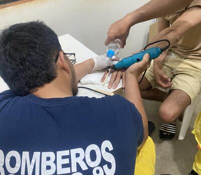 Los bomberos voluntarios retiraron con éxito un anillo atorado en la mano de un joven.
