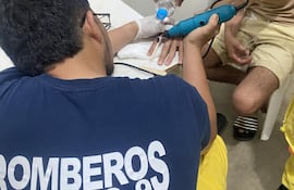 Los bomberos voluntarios retiraron con éxito un anillo atorado en la mano de un joven.