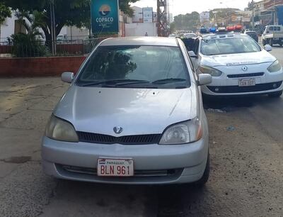 Policías hallan abandonado un vehículo denunciado como robado