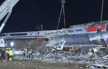 URDA (TOLEDO), 29/10/2026.- Captura de video facilitada por la UME de las labores de rescate de personas atrapadas por el choque de dos trenes accidentados de Urda (Toledo). EFE/ UME SOLO USO EDITORIAL/SOLO DISPONIBLE PARA ILUSTRAR LA NOTICIA QUE ACOMPAÑA (CRÉDITO OBLIGATORIO)