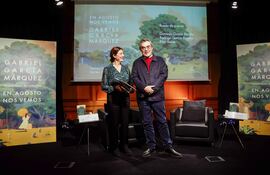 Pilar Reyes, directora editorial del sello Alfaguara, posa junto a uno de los hijos de Gabriel García Márquez, Gonzalo García Barcha (d) durante la presentación la novela inédita de su padre, 'En agosto nos vemos'; en el marco del X aniversario de la muerte del escritor colombiano, este martes en Madrid.
