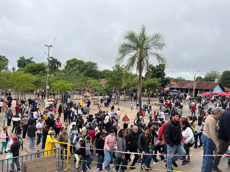 Numerosos fieles formaron fila para admirar la espada de San Miguel Arcángel.