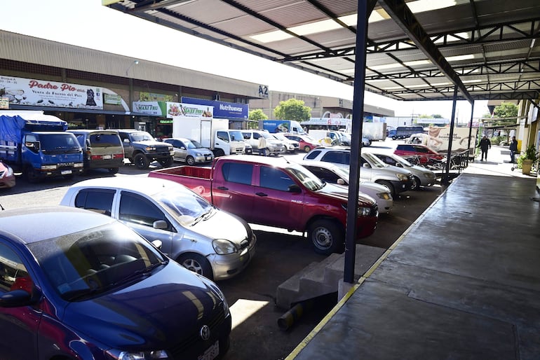Un amplio estacionamiento está disponible para comodidad de todos los clientes.