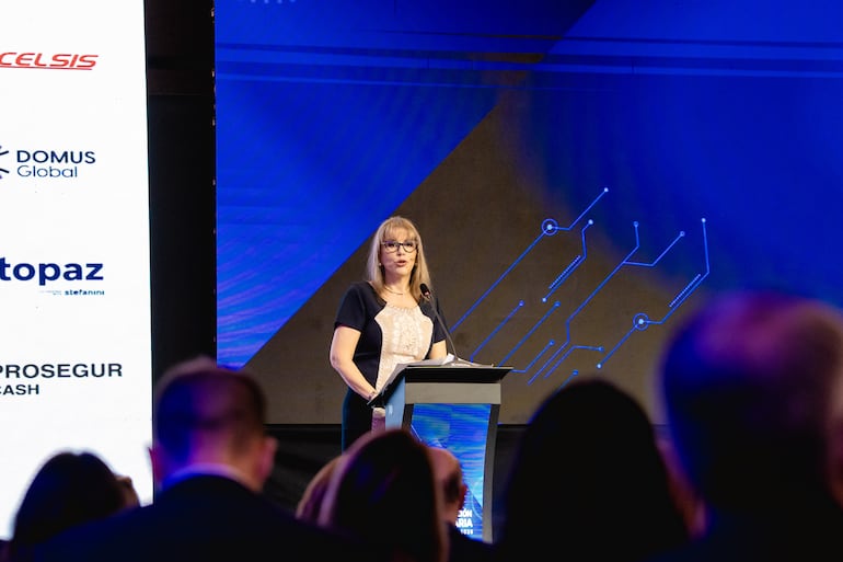 Liz Cramer, presidenta ejecutiva de la Asoban durante su discurso de apertura de la Convención Bancaria