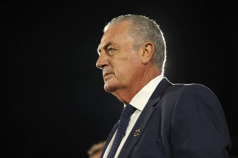 "El Profe" Gustavo Alfaro adora a sus tres mujeres: Daniela, Josefina y Agustina. (EFE/ Juan Pablo Pino)
