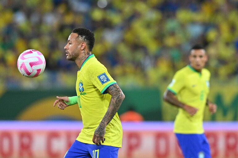 Neymar Jr., jugador de Brasil, controla el balón en un partido de las Eliminatorias Sudamericanas al Mundial 2026 ante Venezuela en el estadio Arena Pantanal, en Cuiabá, Brasil.
