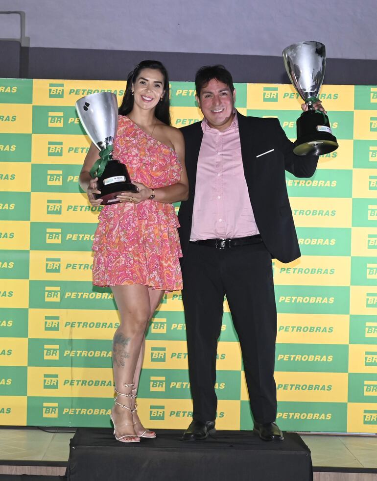 Mirna Pereira y Óscar Santos, los campeones de la categoría UTV, se lucen en el podio.