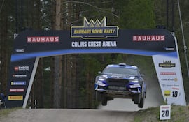 Una postal en el Colins Crest Arena con Fau Zaldívar, Marcelo der Ohannesian y el Škoda Fabia RS Rally2, del Raceseven.